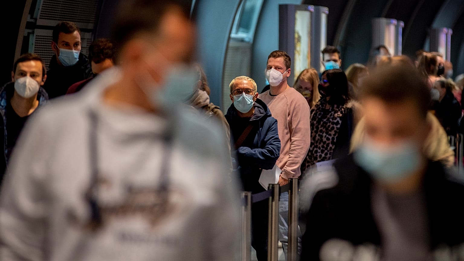 Personnes faisant la queue dans un centre de test Covid-19 installé dans l'aéroport de Francfort en Allemagne le 22 octobre 2020 