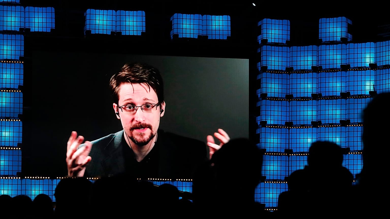 ABD'li eski istihbarat elemanı Edward Snowden