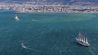 Das spanische Schiff Juan Sebastian de Elcano und die chilenische La Esmeralda vor Punta Arenas