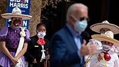 Des sympathisants écoutent le candidat démocrate à la présidence Joe Biden parler au East Las Vegas Community Center des effets du Covid-19 sur les Latinos, le 9 octobre 2020,