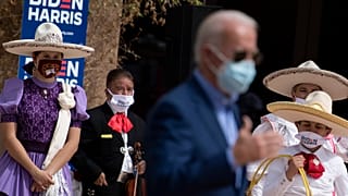 Des sympathisants écoutent le candidat démocrate à la présidence Joe Biden parler au East Las Vegas Community Center des effets du Covid-19 sur les Latinos, le 9 octobre 2020,