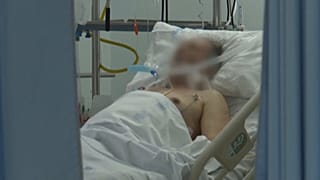 Imagen de un enfermo de COVID en una unidad de cuidados intensivos de un hospital español