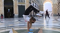 Miriam bailando en la Galería Umberto de Nápoles