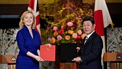 Reino Unido firma con Japón su primer gran acuerdo comercial tras el Brexit