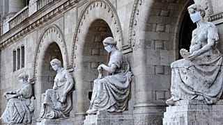 Szájmaszkok a Budapesti Műszaki és Gazdaságtudományi Egyetem allegorikus kőszobrain