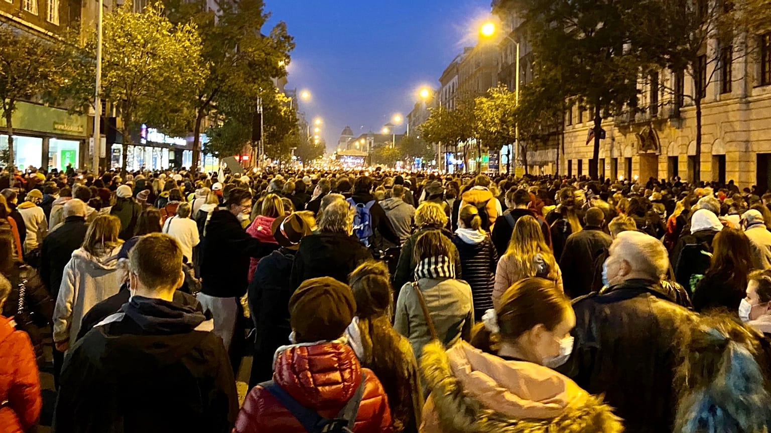 Amikor a tömeg elérte az Urániát, a menet vége az Erzsébet hídnál volt