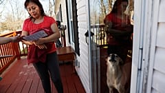 Eine US-Amerikanerin mit mexikanischen Wurzeln in einem Trailer-Park in Burlington, North Carolina  