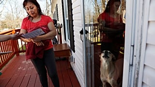 Eine US-Amerikanerin mit mexikanischen Wurzeln in einem Trailer-Park in Burlington, North Carolina  