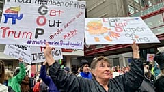 Lora Torgerson, républicaine, manifeste contre Donald Trump : "Je suis membre du GOP et n'ai jamais eu aussi honte de notre parti. Je n'ai pas voté pour lui", le 11/10/2019