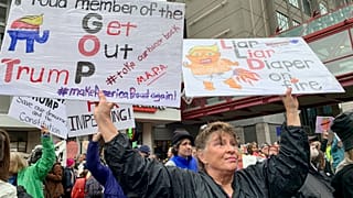 Lora Torgerson, républicaine, manifeste contre Donald Trump : "Je suis membre du GOP et n'ai jamais eu aussi honte de notre parti. Je n'ai pas voté pour lui", le 11/10/2019