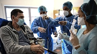Une personne infectée par la Covid-19 prise en charge par les équipes médicales de l'hôpital de Gonesse, en région parisienne, le 22 octobre 2020.