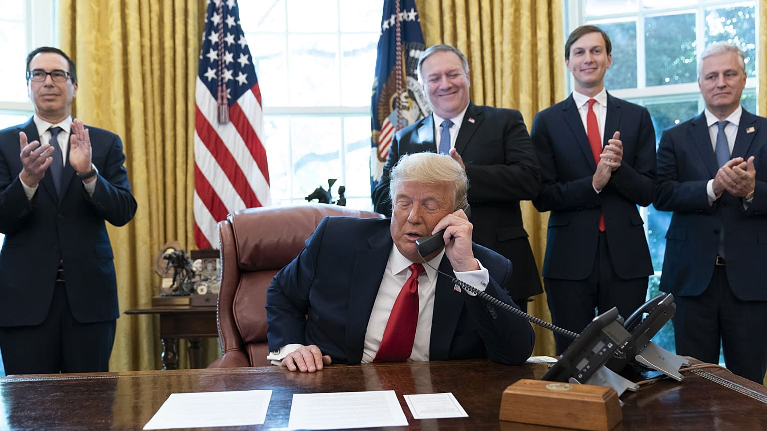 Donald Trump s'entretenant avec les Premiers ministres israélien et soudanais, Benjamin Netanyahu et Abdallah Hamdok, depuis la Maison Blanche, le 23 octobre 2020