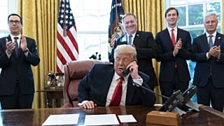 Donald Trump s'entretenant avec les Premiers ministres israélien et soudanais, Benjamin Netanyahu et Abdallah Hamdok, depuis la Maison Blanche, le 23 octobre 2020