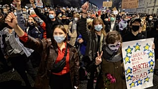 La Polonia si ribella dopo la stretta sull'aborto