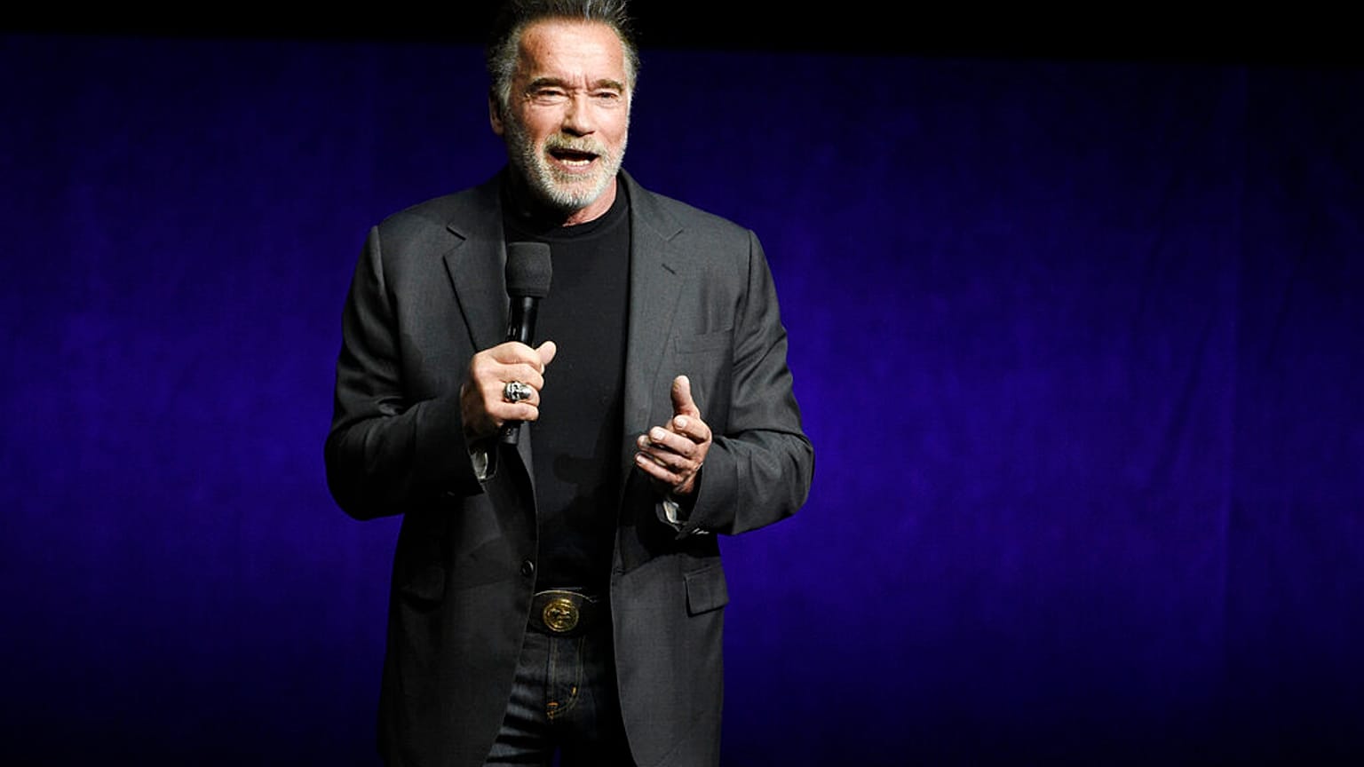 Arnold Schwarzenegger nach Herz-OP - steh auf, Männchen