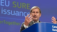 Az EU költségvetésért és igazgatásért felelős uniós biztosa, Johannes Hahn az uniós szociális kötvények első kibocsátásáról tartott sajtótájékoztatóján.