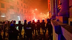 Napoli'de göstericiler sokağa çıkma yasağının ilk gününde polisle çatıştı.