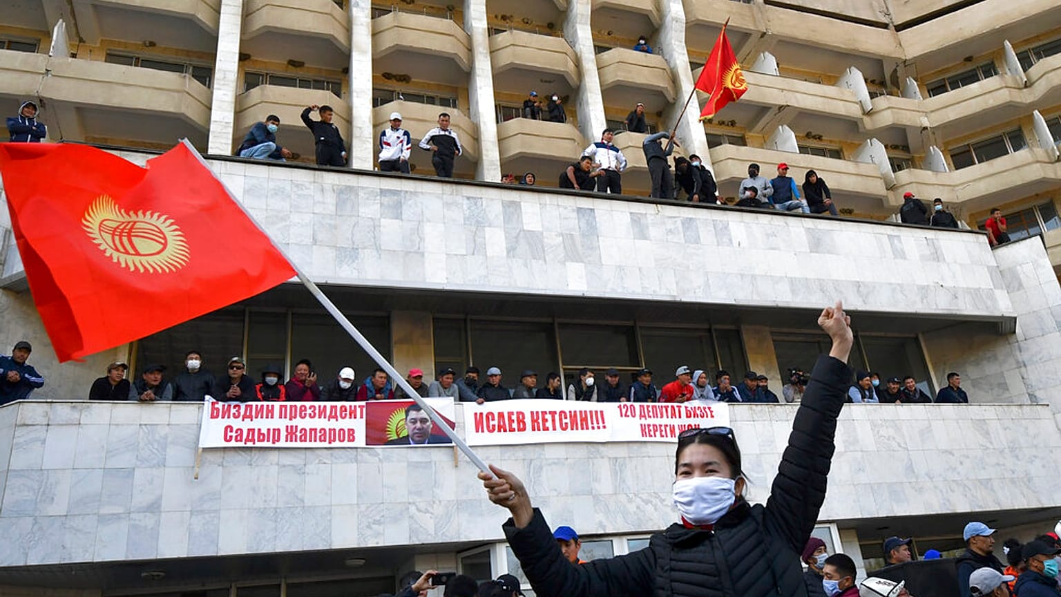 Kırgızistan'da 4-5 Ekim'de başlayan ve yaklaşık 10 gün süren protestolardan bir kare.