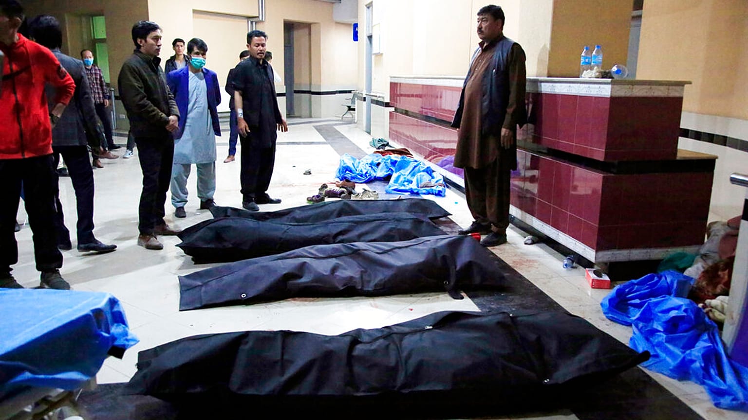 Cadáveres de algunas de las víctimas del atentado del sábado en Kabul
