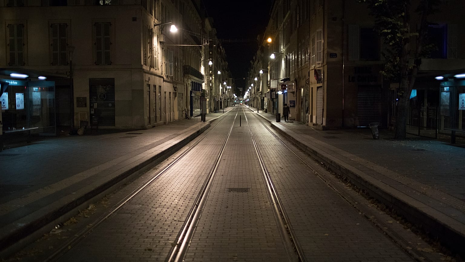 Una calle vacía se muestra después del toque de queda en Marsella, sur de Francia, el 24 de octubre de 2020. 