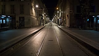 Una calle vacía se muestra después del toque de queda en Marsella, sur de Francia, el 24 de octubre de 2020. 