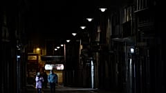 Una pareja en la calle Estafeta de Pamplona, Navarra, España, 24 de octubre 2020