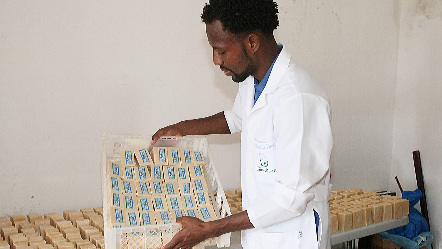 Deritson de Pina, engenheiro químico, mostra os sabonetes produzidos a partir de óleo alimentar