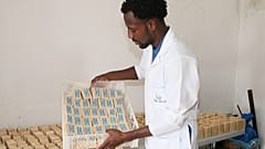 Deritson de Pina, engenheiro químico, mostra os sabonetes produzidos a partir de óleo alimentar