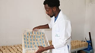Deritson de Pina, engenheiro químico, mostra os sabonetes produzidos a partir de óleo alimentar