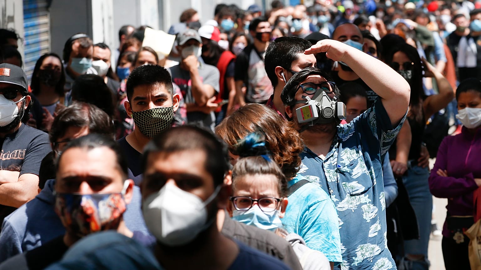 Largas colas para votar en el referéndum constitucional en Santiago de Chile, 25 de octubre 200