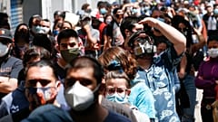 Largas colas para votar en el referéndum constitucional en Santiago de Chile, 25 de octubre 200
