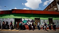 Schlange vor einem Wahllokal in Chile