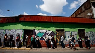 Schlange vor einem Wahllokal in Chile