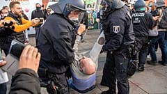 Polizisten tragen Teilnehmer einer Anti-Corona-Demonstration auf dem Alexanderplatz weg, 25.10.2020