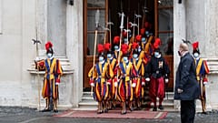 La Guardia Suiza en el patio del palacio de San Dámaso, Ciudad del Vaticano, 24 de octubre 2020