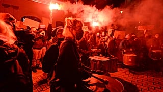 Протестующие говорят о страхе даже перед желанной беременностью и мечтают уехать из страны