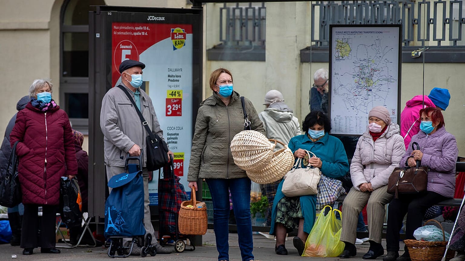 Buszmegálló a litván fővárosban, 2020. október 17.