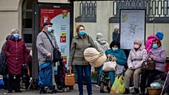 Buszmegálló a litván fővárosban, 2020. október 17.