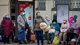 Buszmegálló a litván fővárosban, 2020. október 17.