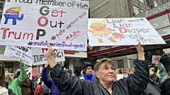 Lora Torgerson, repubblicana, protesta contro Donald Trump: "Sono un membro del GOP e non mi sono mai vergognata tanto del nostro partito"