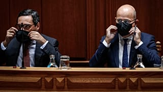 O ministro de Estado e das Finanças, João Leão, acompanhado por António Mendonça Mendes, secretário de Estado Adjunto e dos Assuntos Fiscais
