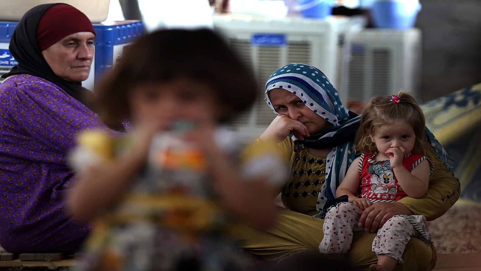 صورة لامرأتين وطفلتين في إحدى قرى كردستان العراق