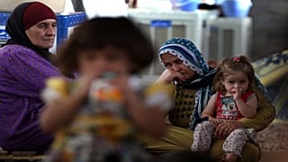 صورة لامرأتين وطفلتين في إحدى قرى كردستان العراق