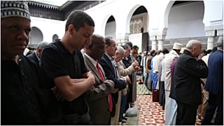 من الصلاة في جامع باريس الكبير