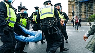 Londra, 24 ottobre: la polizia trascina via di peso un manifestante nella protesta contro le restrizioni