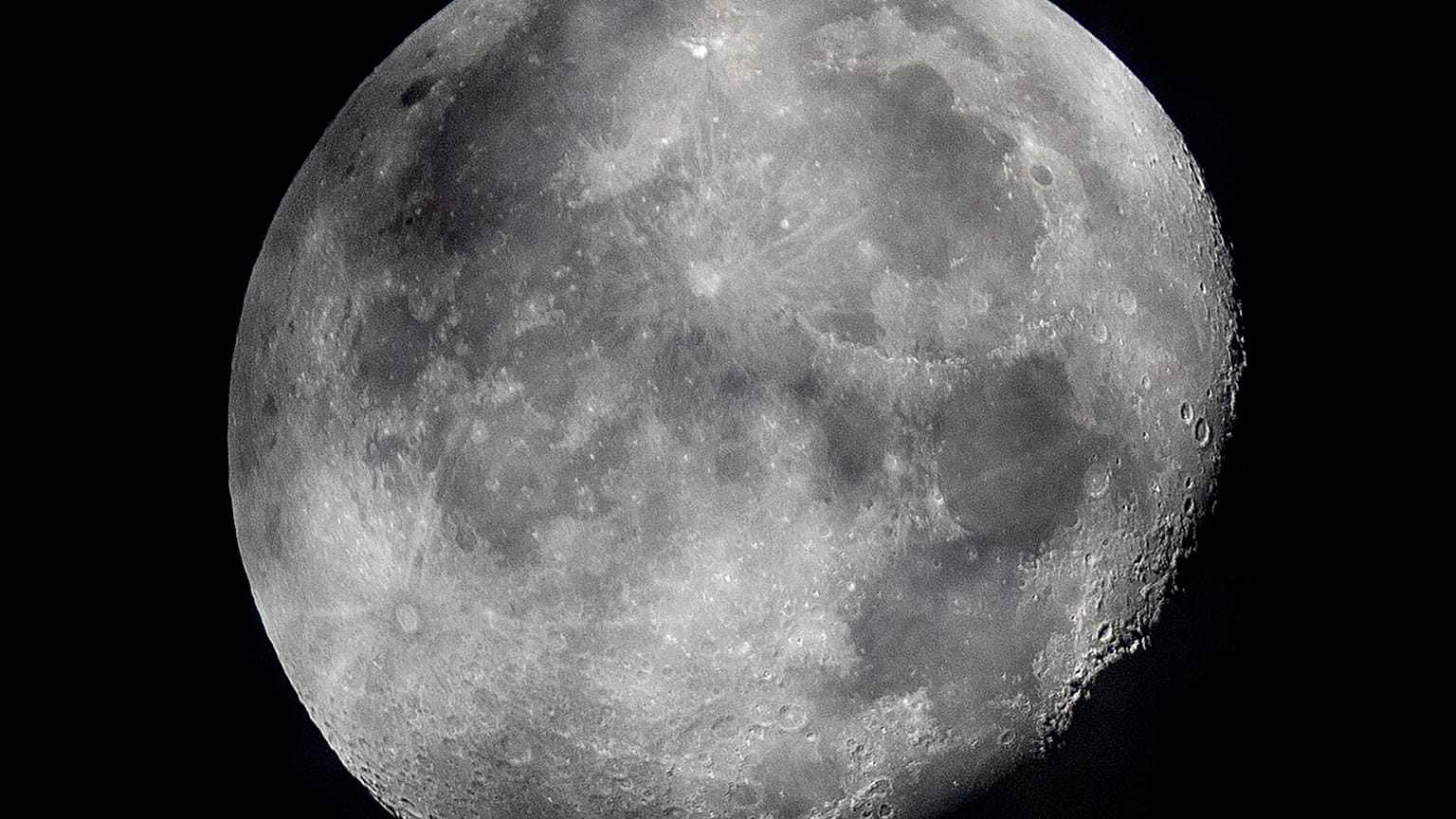 La luna menguante se ve en el cielo sobre Frankfurt, Alemania, el lunes 5 de octubre de 2020.