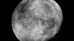 La luna menguante se ve en el cielo sobre Frankfurt, Alemania, el lunes 5 de octubre de 2020.