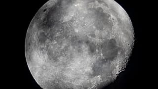 La luna menguante se ve en el cielo sobre Frankfurt, Alemania, el lunes 5 de octubre de 2020.