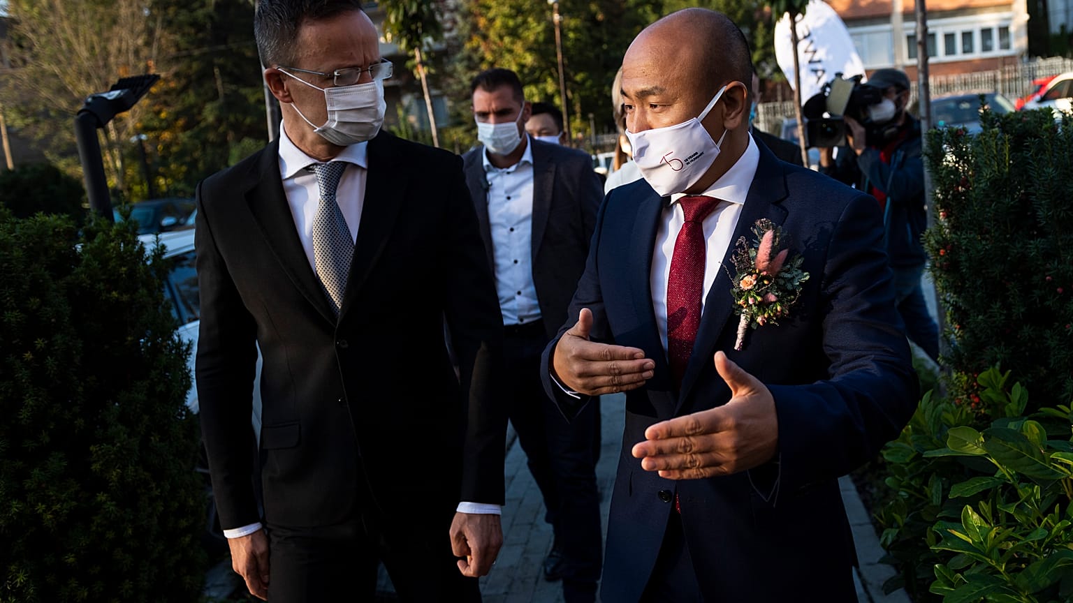 Szijjártó Péter miniszter és Taj Ling-ju, a Huawei Technologies Magyarország ügyvezető igazgatója, Budapest, 2020. október 20. 