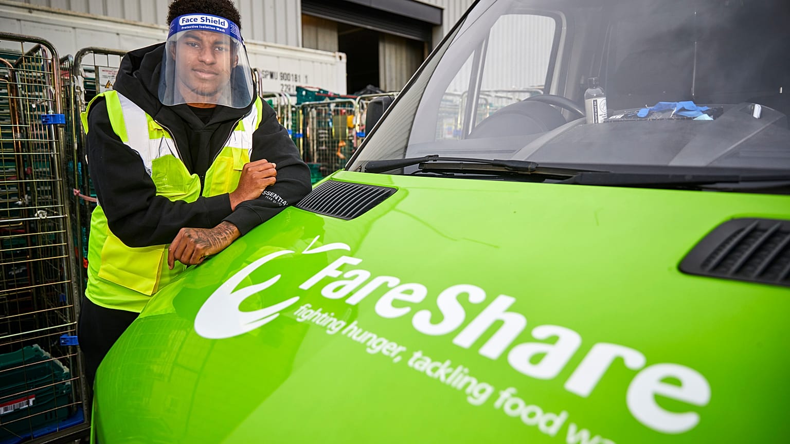 ManUnited-Stürmer Marcus Rashford mit einem Fahrzeug der FareShare-Kampagne